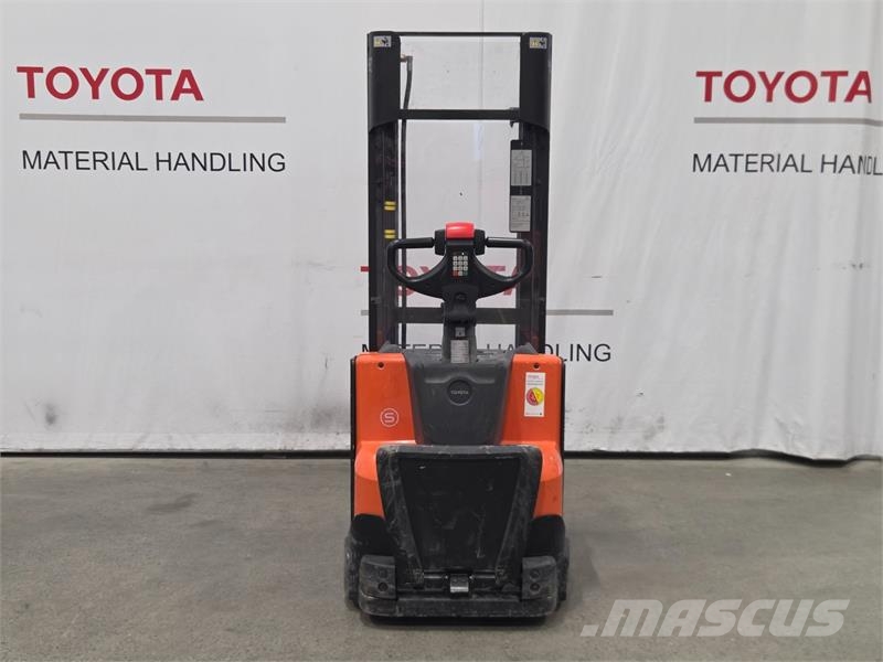 Toyota SWE120L Gerbeur accompagnant