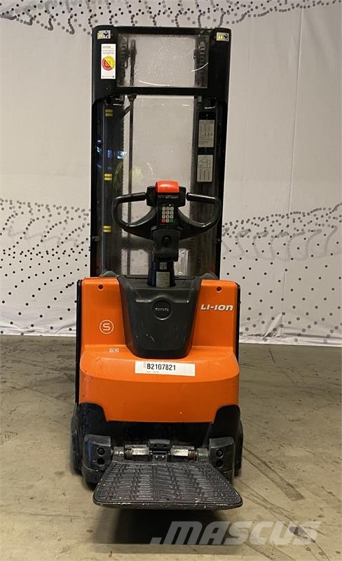 Toyota SWE120L Παλετοφόρα πεζού χειριστή με ιστό