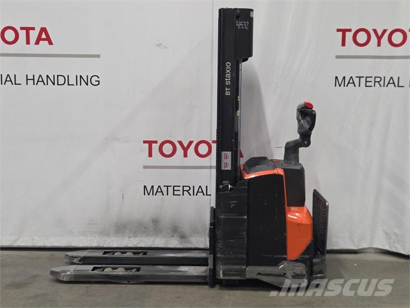 Toyota SWE120L Gerbeur accompagnant