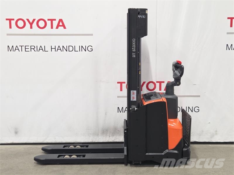 Toyota SWE120L Käyden ajettavat pinoamistrukit
