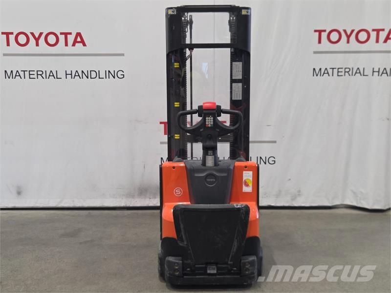 Toyota SWE120L Gerbeur accompagnant
