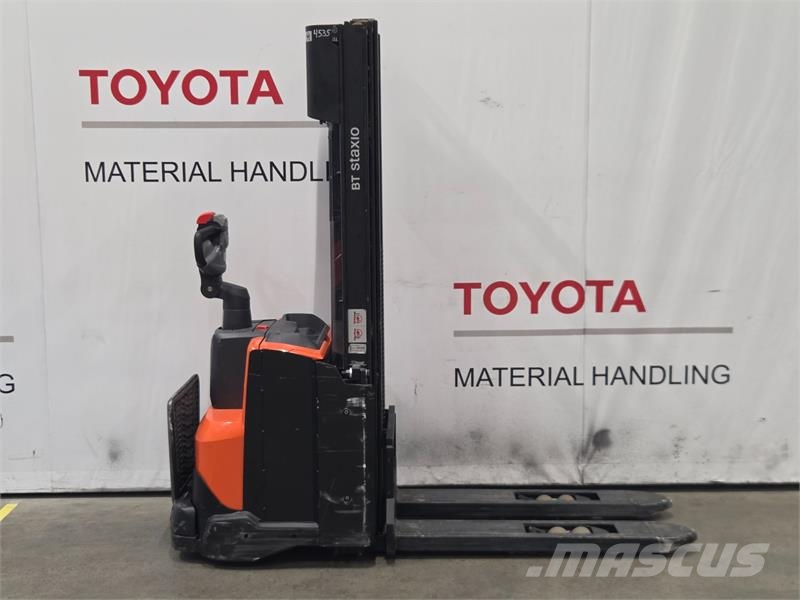 Toyota SWE120L Gerbeur accompagnant