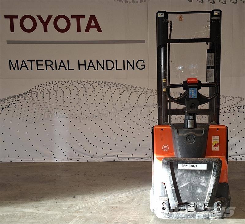 Toyota SWE120L 手推堆垛车