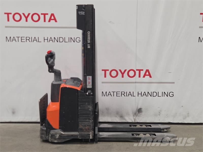 Toyota SWE120L Gerbeur accompagnant