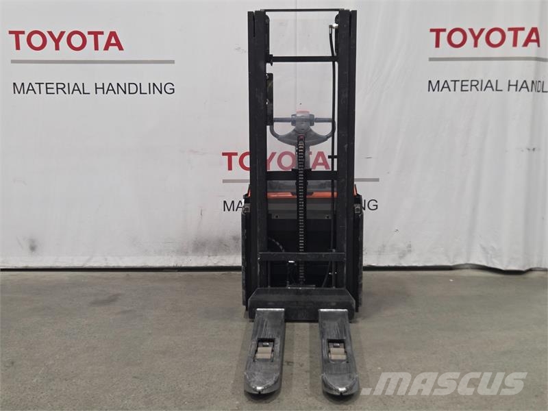 Toyota SWE120L Gerbeur accompagnant