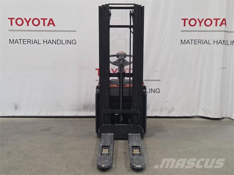 Toyota SWE120L Gerbeur accompagnant