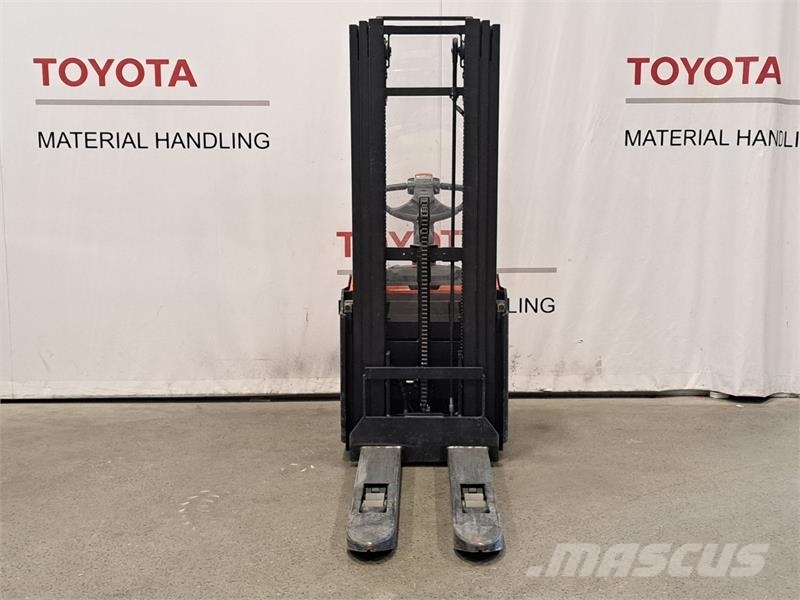 Toyota SWE140L Ручные штабелёры с электроподъёмом