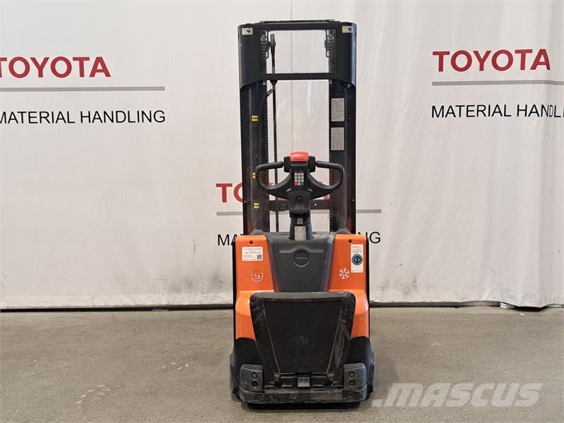 Toyota SWE140L 手推堆垛车