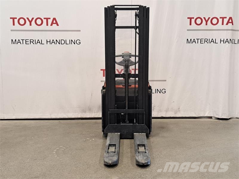 Toyota SWE140L 手推堆垛车