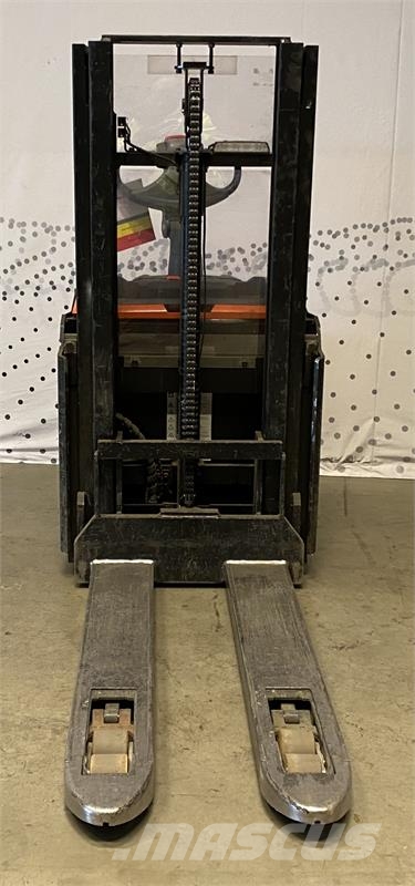 Toyota SWE200D Pedestrian stacker