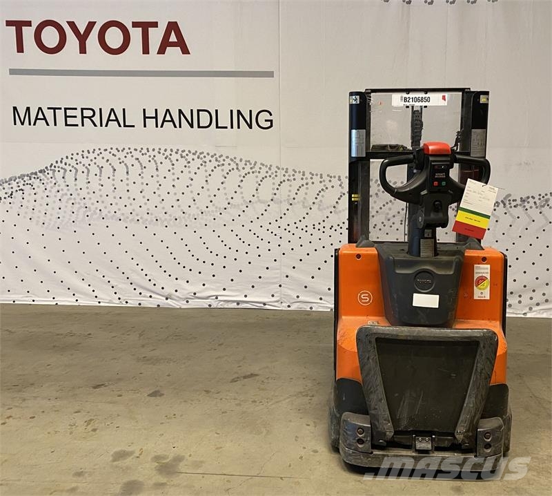 Toyota SWE200D Pedestrian stacker