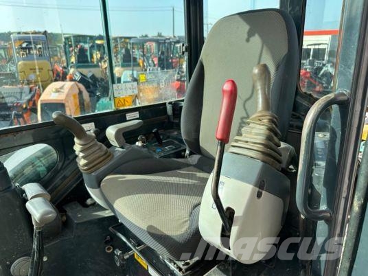 Hitachi ZX26U-5A CR Cabine à 22 900 € HT Miniexcavadoras