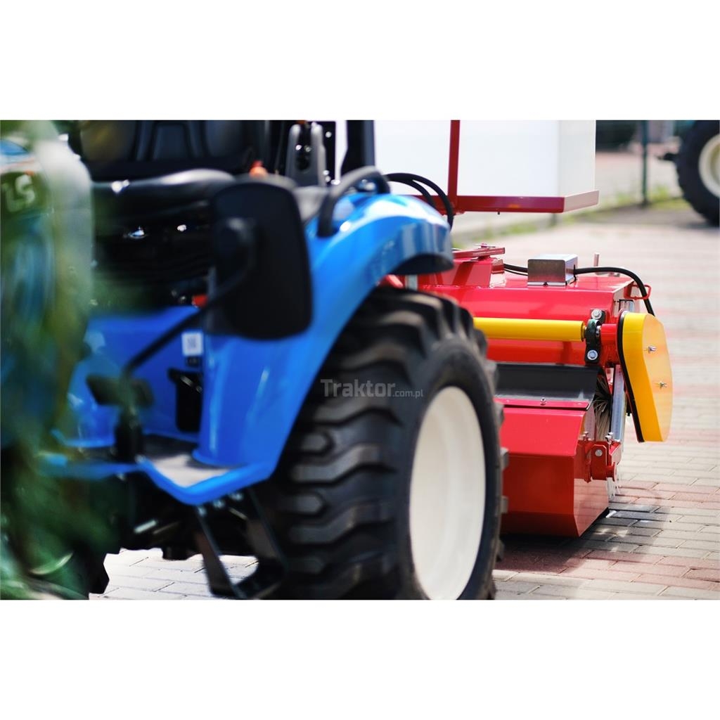 LS Tractor XJ25 HST 4x4 - 24.4 KM / IND + zamiatarka Tractors