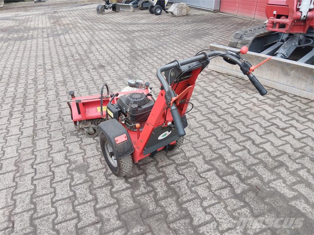 Kersten K820Pro mit Kehrmaschine und Seitenbesen Fatörmelék feldolgozó eszközök