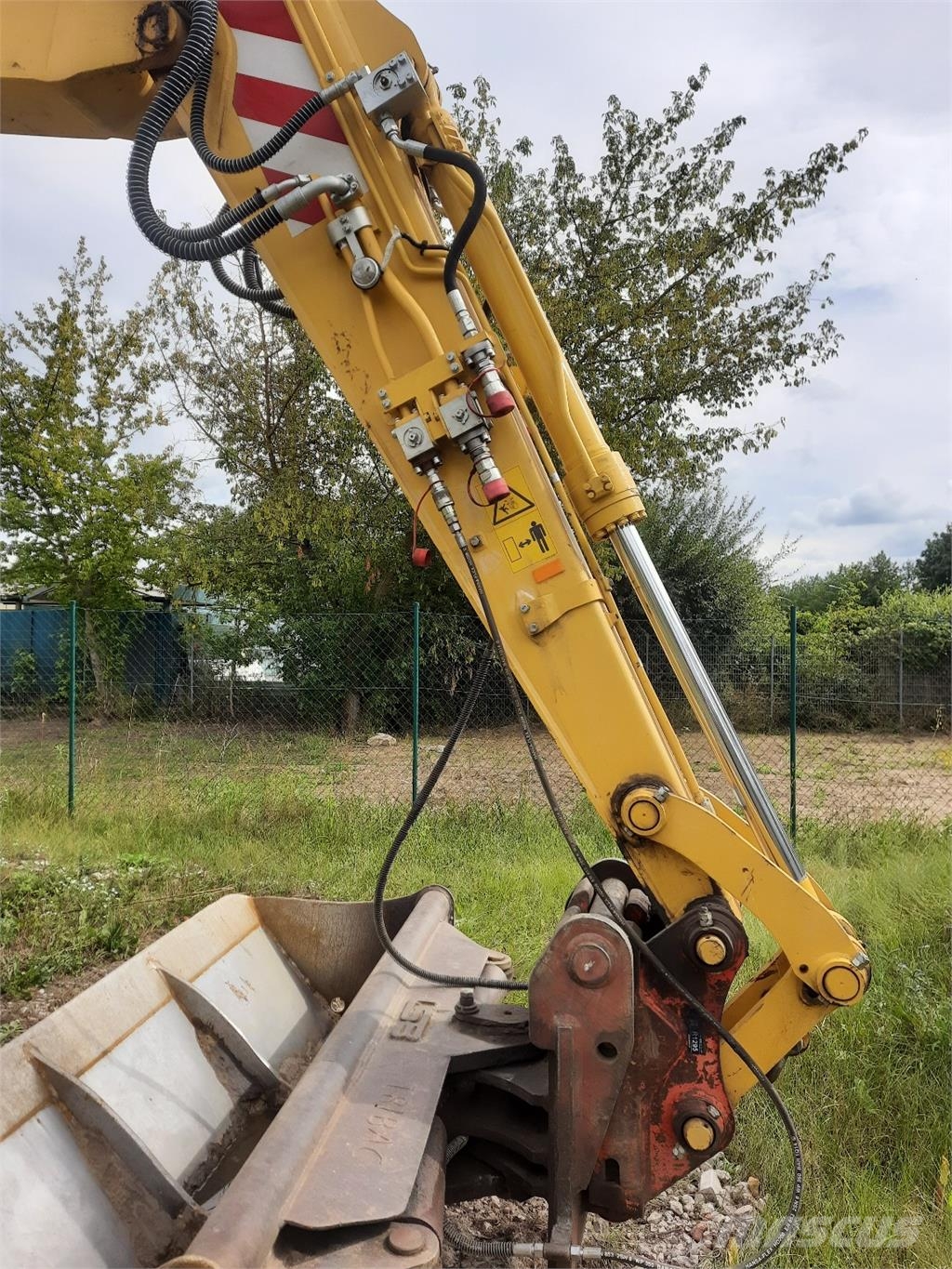 Komatsu PW148-10 حفارات بعجل