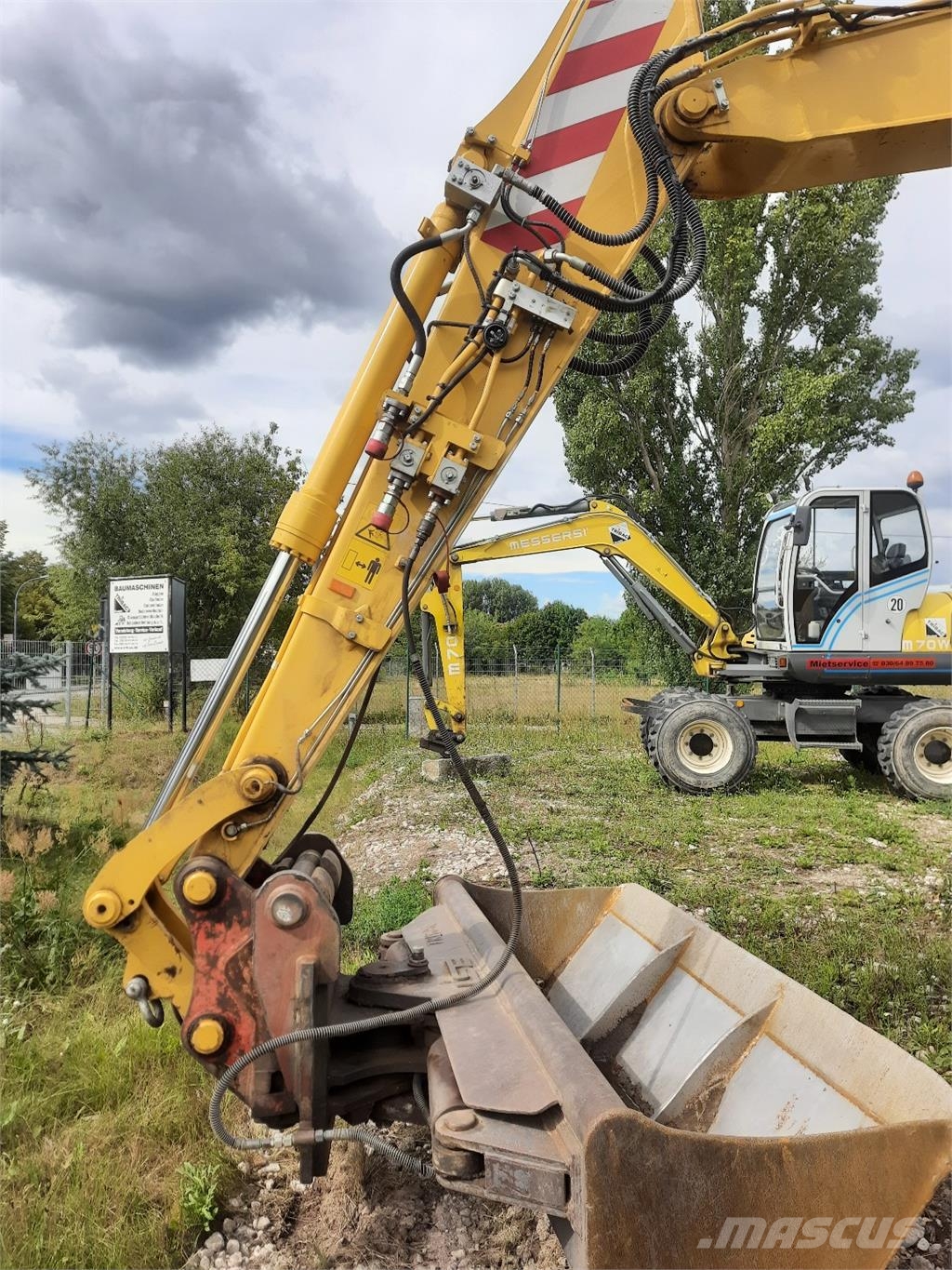 Komatsu PW148-10 حفارات بعجل