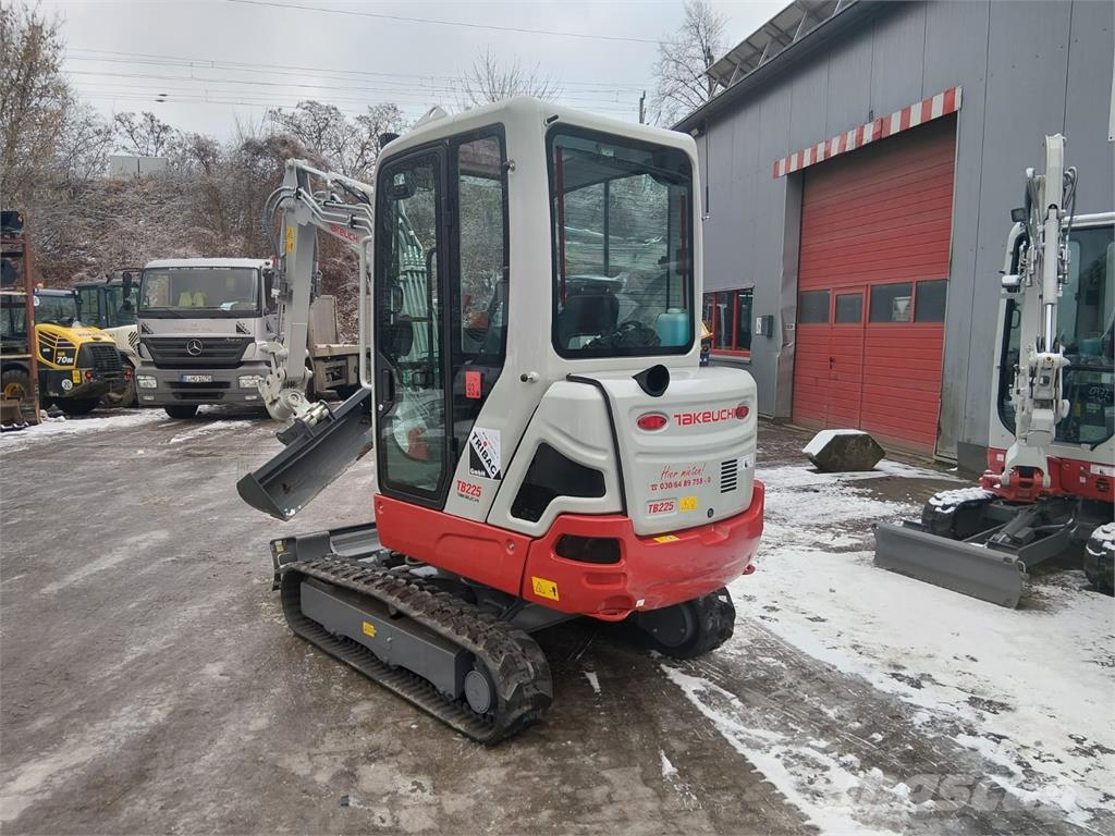 Takeuchi TB225 ミニ油圧ショベル 7t以下（ミニユンボ・ミニディガー）