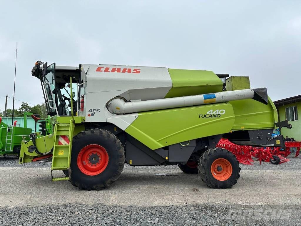 CLAAS Tucano 440 Зернозбиральні комбайни