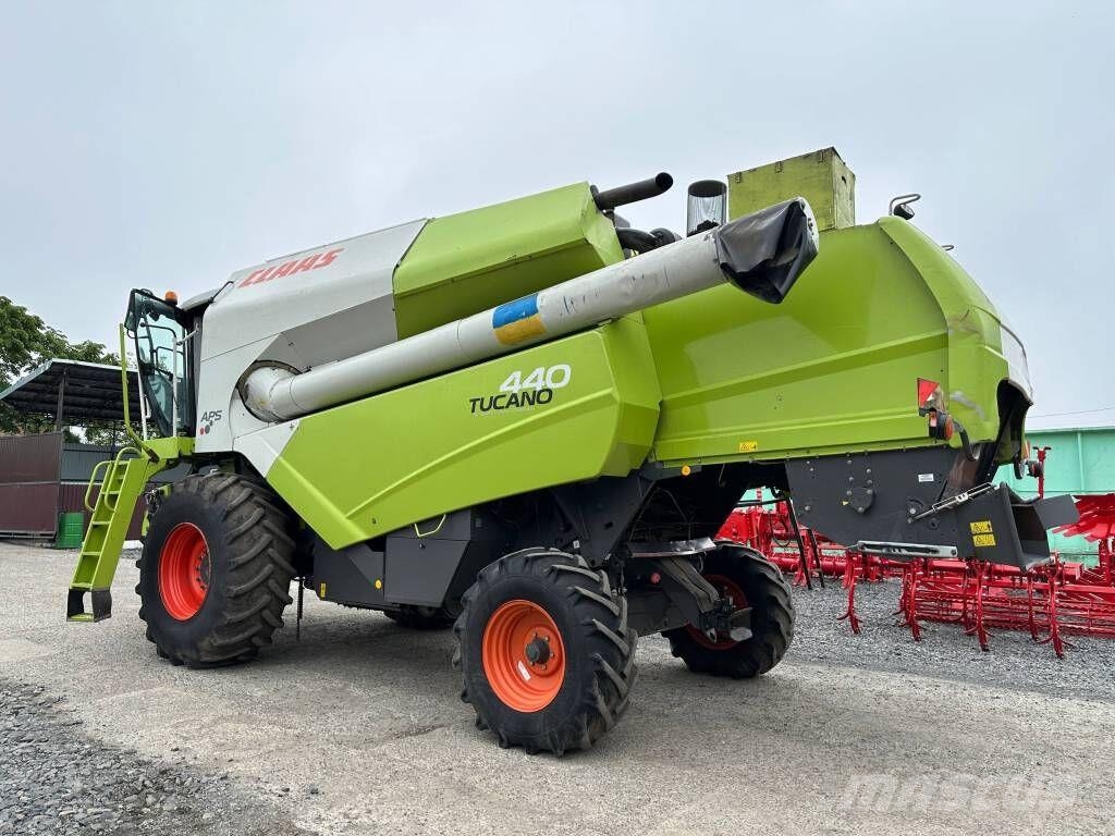 CLAAS Tucano 440 Зернозбиральні комбайни