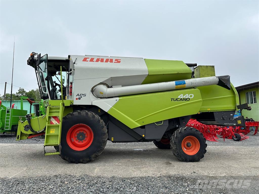 CLAAS Комбайн Claas Tucano 440 (2011) 联合收割机