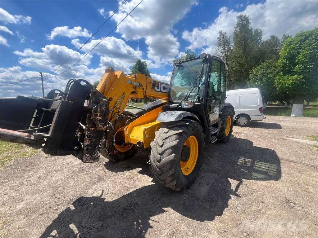 JCB Навантажувач JCB 531-70 Agri (2014) لوادر وحفارات أمامية