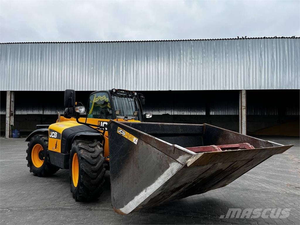 JCB Телескопічний навантажувач JCB 541-70 Agri (2019) مناولات متداخلة