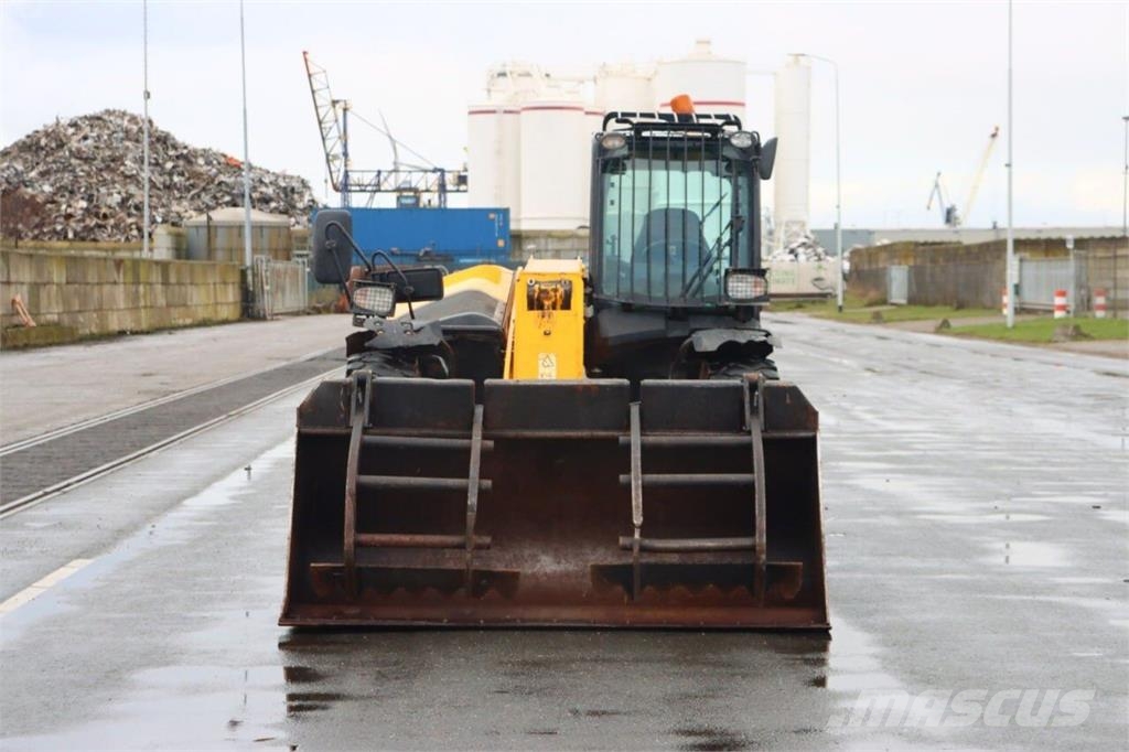 JCB Телескопічний навантажувач JCB 541-70 Agri (2019) Voorladers en gravers