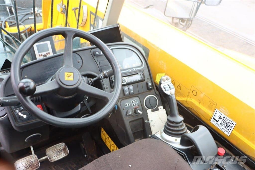 JCB Телескопічний навантажувач JCB 541-70 Agri (2019) Voorladers en gravers