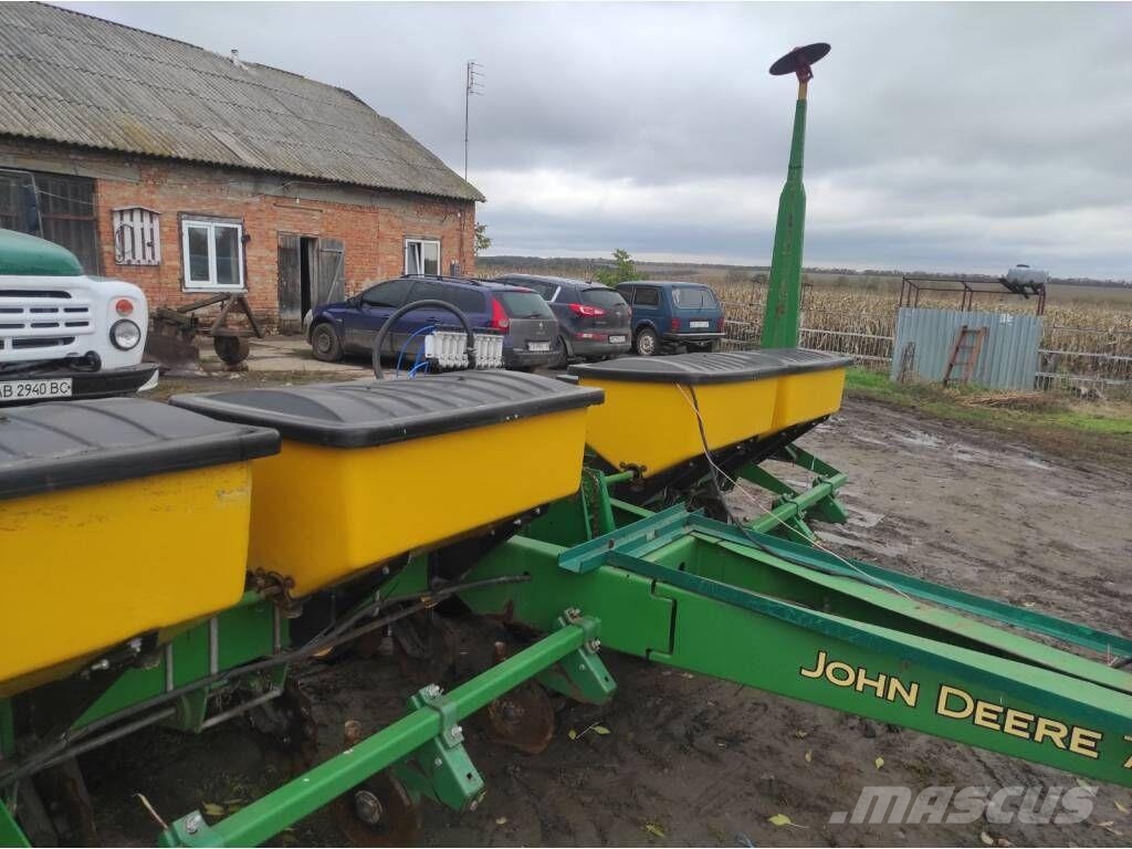 John Deere 7000 Täppiskülvikud