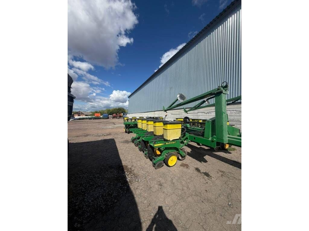 John Deere 7200 Täppiskülvikud