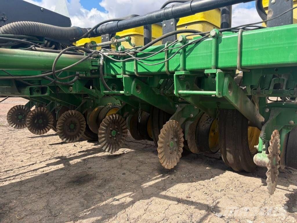 John Deere 7200 Täppiskülvikud