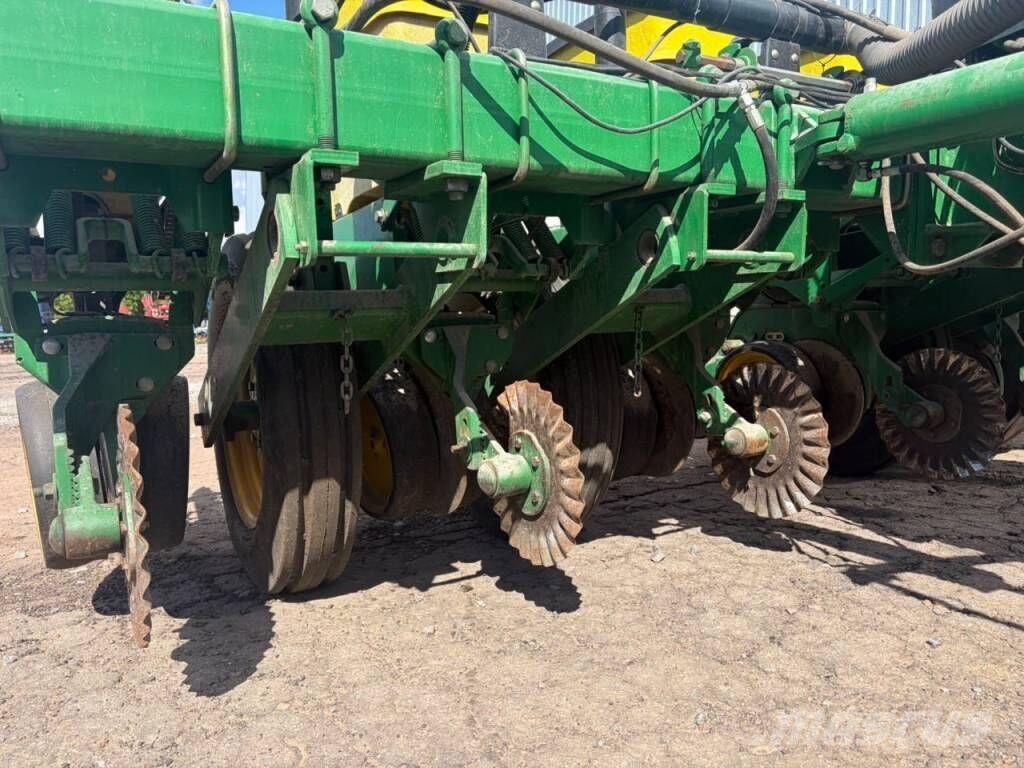 John Deere 7200 Täppiskülvikud
