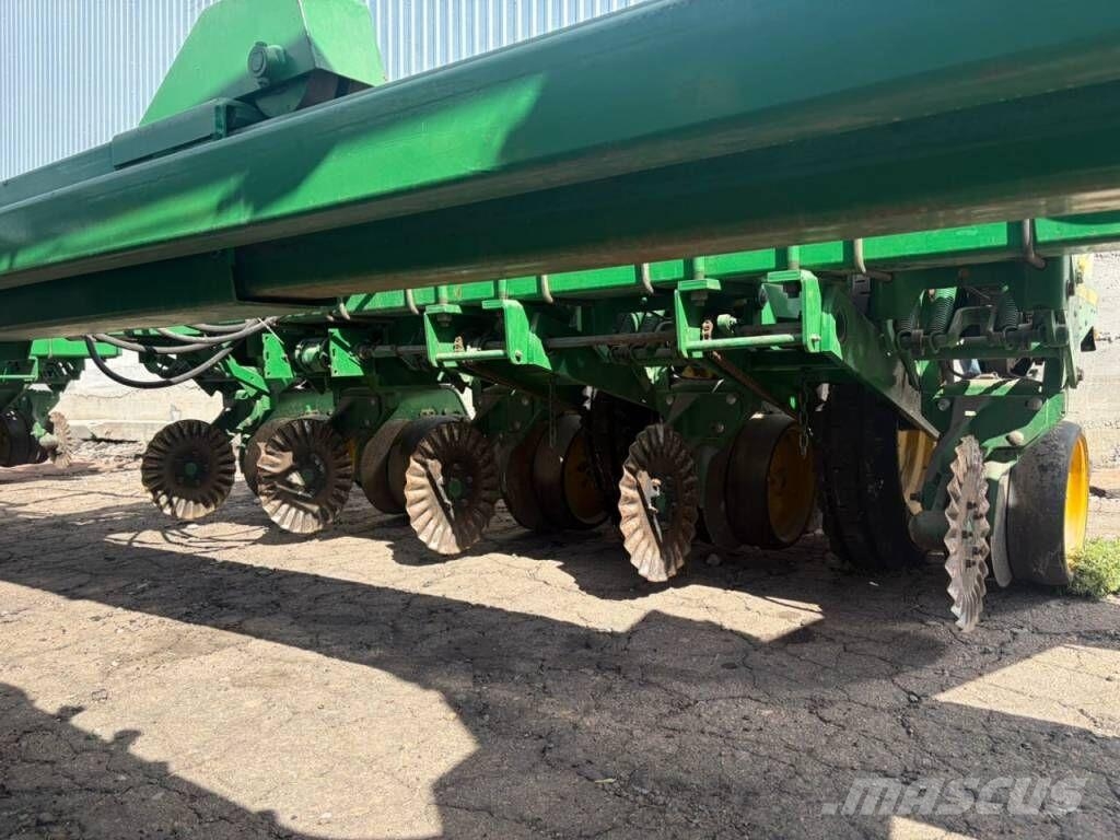 John Deere 7200 Täppiskülvikud