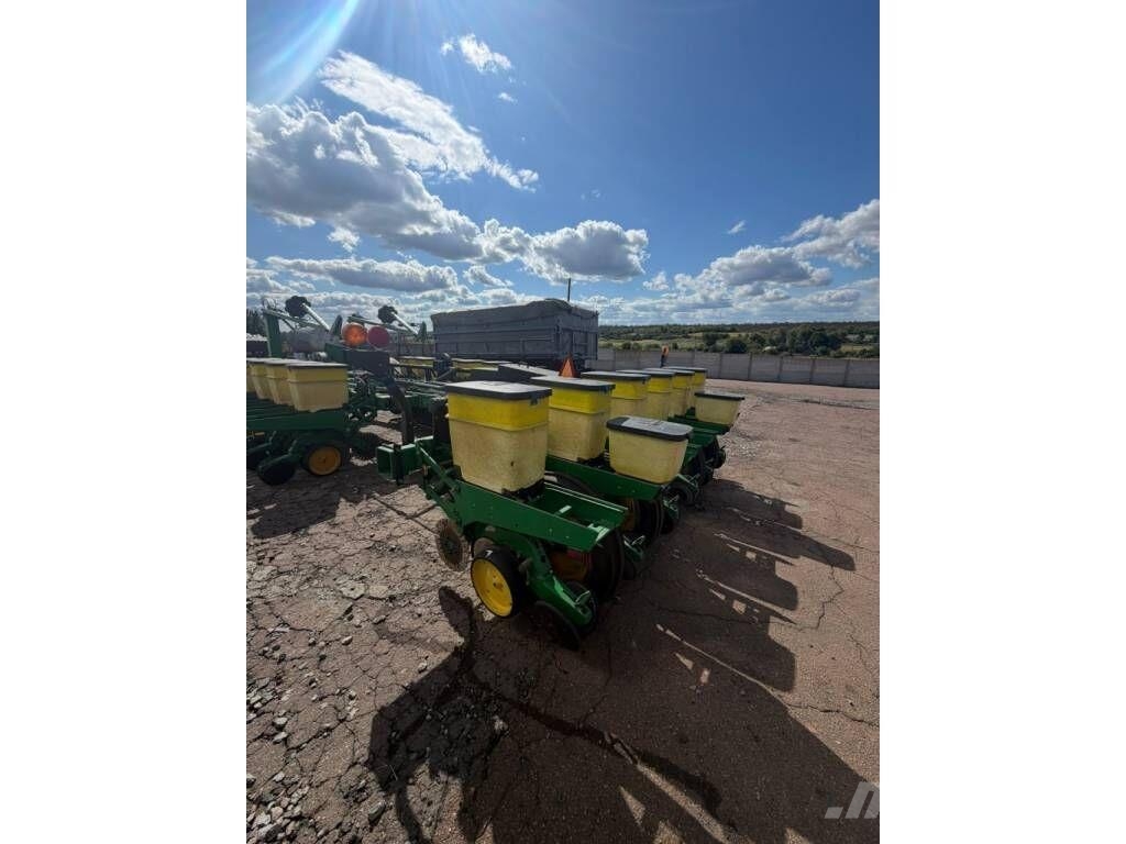 John Deere 7200 Täppiskülvikud