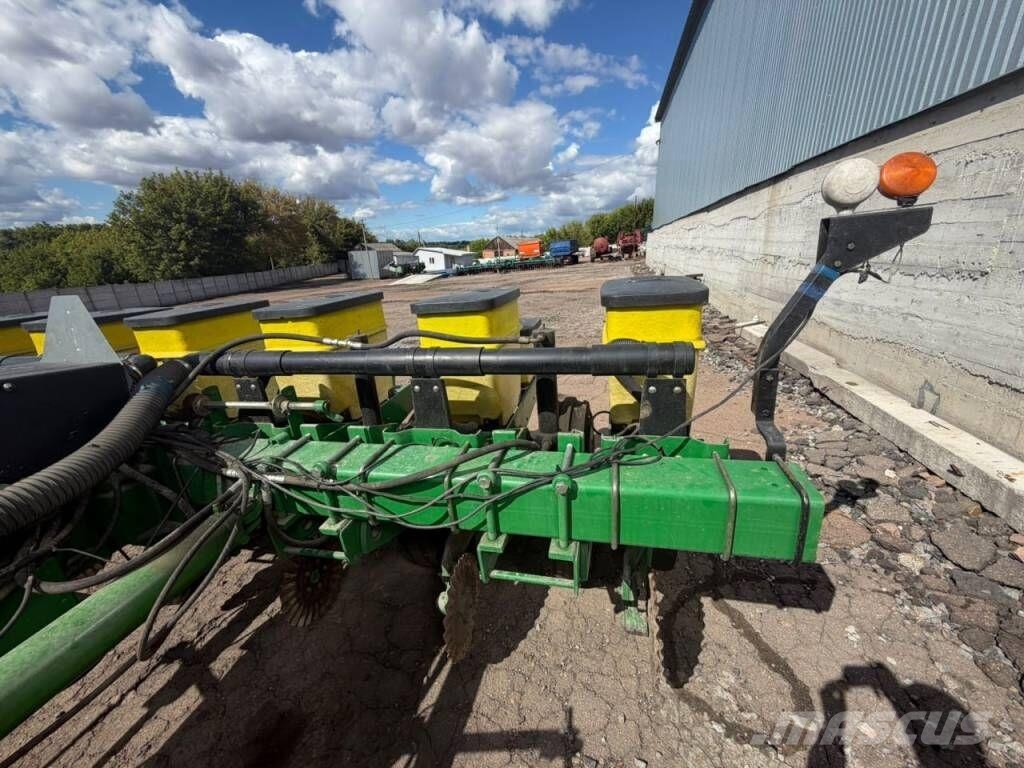 John Deere 7200 Täppiskülvikud