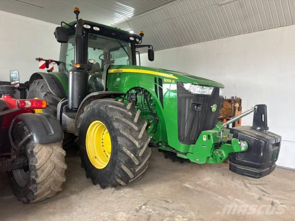 John Deere 8335R الجرارات