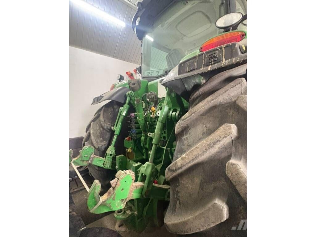 John Deere 8335R الجرارات