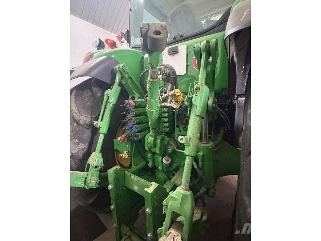 John Deere 8335R الجرارات