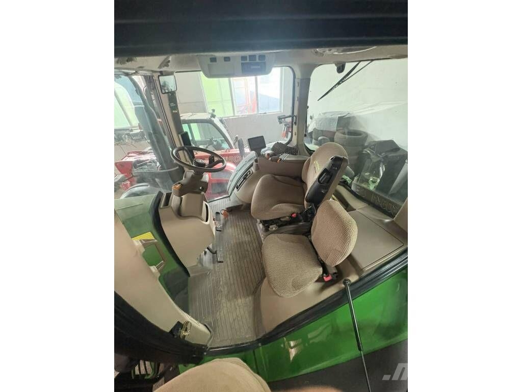 John Deere 8335R الجرارات