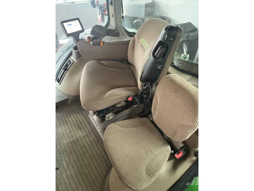 John Deere 8335R الجرارات
