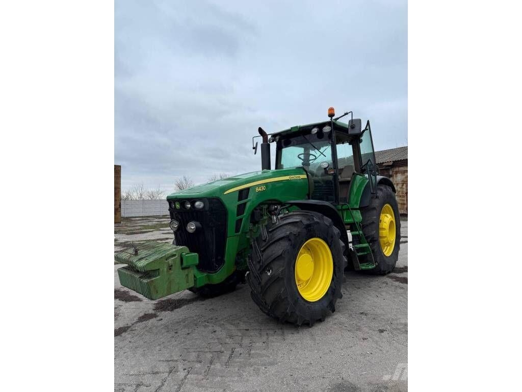 John Deere 8430 الجرارات