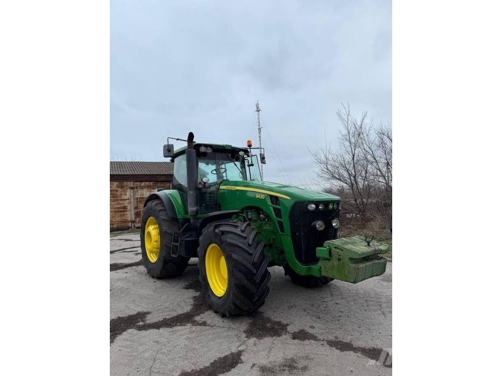 John Deere 8430 الجرارات