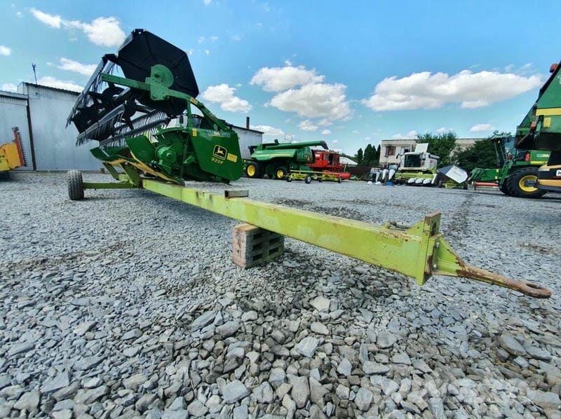 John Deere Жниварка John Deere 920F 聯合收割機頭