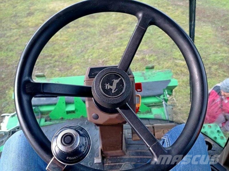 John Deere Комбайн John Deere S690i (2010) 联合收割机
