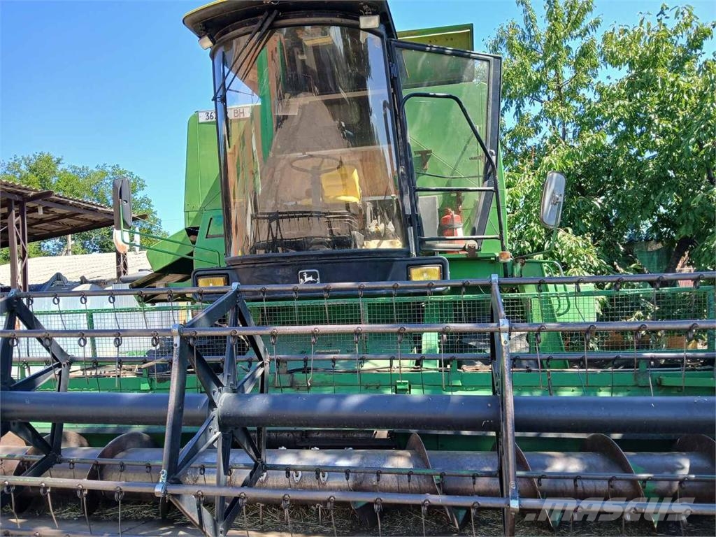 John Deere Комбайн John Deere 1075 (1984) 联合收割机
