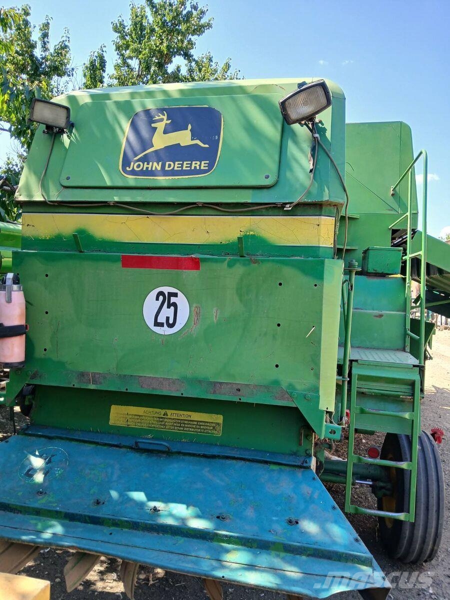 John Deere Комбайн John Deere 1075 (1984) 联合收割机
