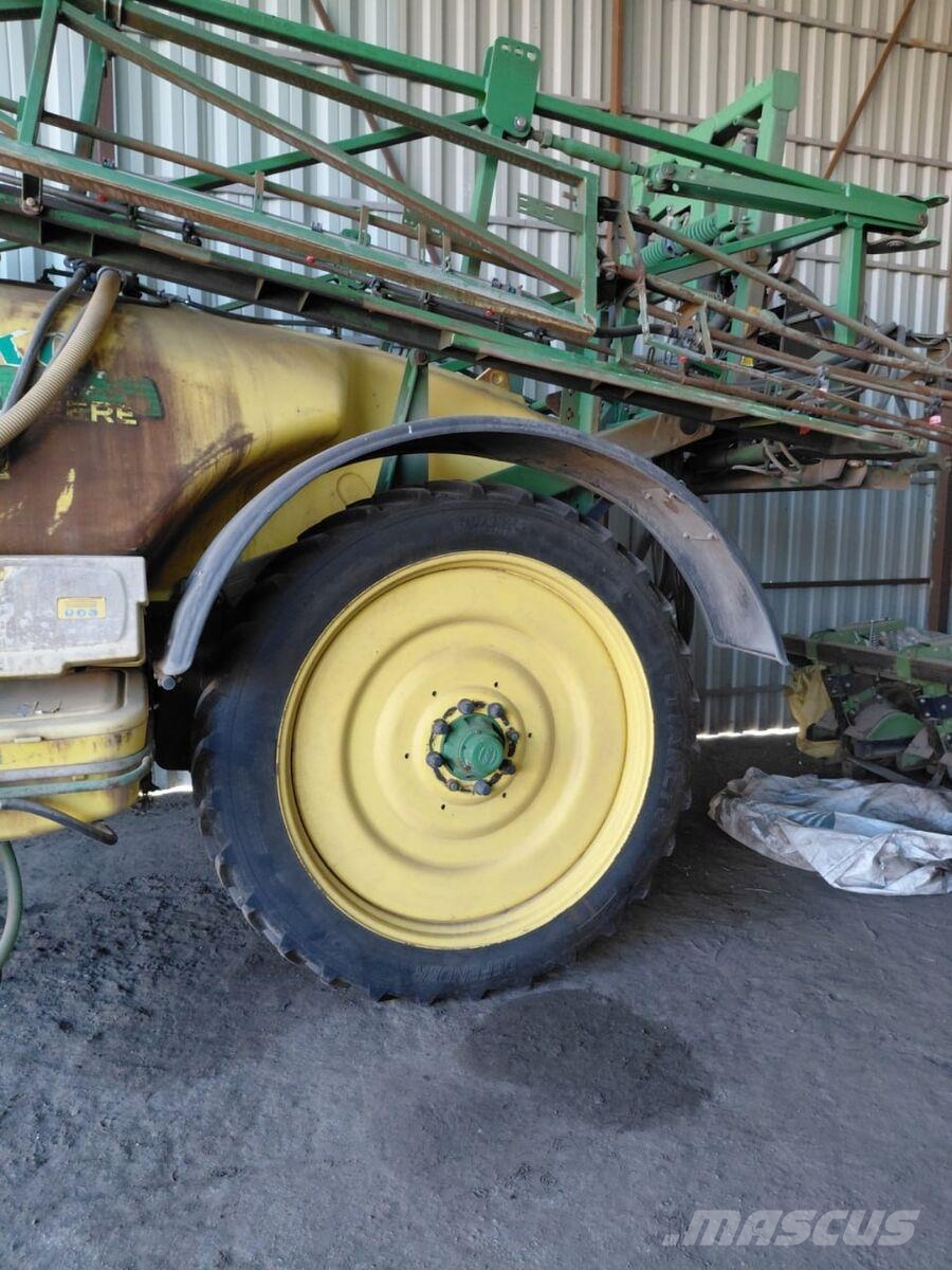 John Deere Причіпний обприскувач John Deere 732 (2009) Pulverizadores arrastrados
