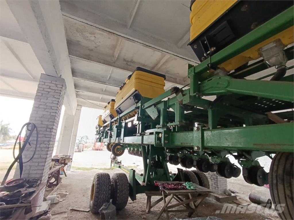 John Deere Сівалка точного висіву John Deere 1745 (2014) Natančne sejalnice