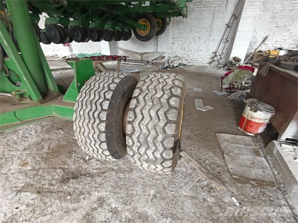 John Deere Сівалка точного висіву John Deere 1745 (2014) Natančne sejalnice