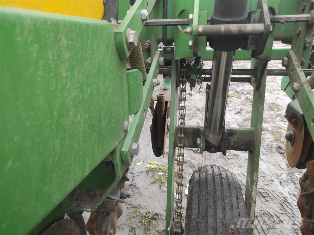 John Deere Сівалка John Deere 7000 Natančne sejalnice